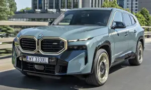 Szary BMW XM na drodze. Sprawdź aktualną bmw xm cena i możliwości tego luksusowego SUV-a.