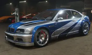 Ikoniczne BMW M3 GTR w niebiesko-srebrnym malowaniu, gotowe do wyścigu.