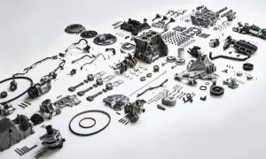 Rozłożony silnik 1.0 ecoboost: blok, wał korbowy, tłoki, głowica, turbosprężarka, alternator, rozrusznik, pompa wody, sprzęgło, paski i inne części.