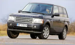 Czarny Range Rover L322 z polskimi tablicami rejestracyjnymi WF 93524 jedzie po drodze.