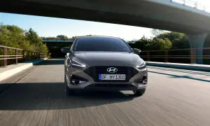Szary Hyundai i30 1.4 benzyna jedzie pod mostem.