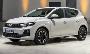 Biała Dacia Sandero 2025 z nowoczesnym grillem i felgami. Gotowa na miejskie przygody.