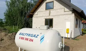 Duży zbiornik na gaz LPG przed budowanym domem. Zastanawiasz się, ile waży gaz LPG? Ten zbiornik czeka na wypełnienie.