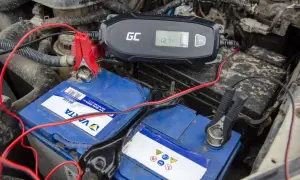 Ładowarka GC podłączona do akumulatora VARTA pokazuje 12.7V. Sprawdzamy, jak szybko alternator ładuje akumulator.