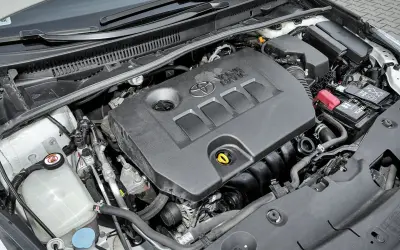 Silnik Valvematic w Toyota Avensis T27 1.8 benzyna, z widocznym akumulatorem i zbiorniczkiem płynu.