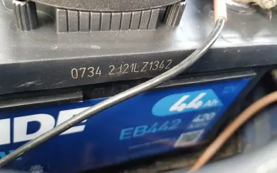 Na akumulatorze widoczny jest kod 0734 2J21LZ1342, który może oznaczać datę produkcji akumulatora.