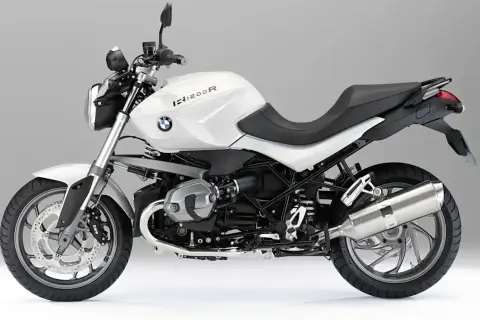Biały motocykl BMW R1200R z czarnym siedzeniem, gotowy do jazdy.