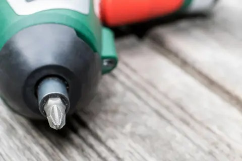 Jak działa sprzęgło wkrętarki i jak uniknąć uszkodzeń materiału