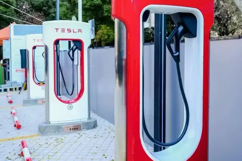 Czy Tesla potrzebuje benzyny? Odkryj prawdę o samochodach elektrycznych