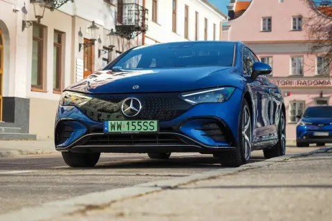 Elegancki, granatowy Mercedes EQE na ulicy.