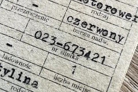 Numer silnika 023-673421 widoczny na dokumencie.