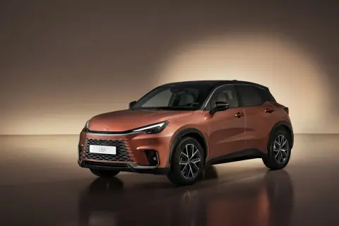 Pomarańczowy Lexus LBX z czarnym dachem, prezentujący swoje kompaktowe wymiary.