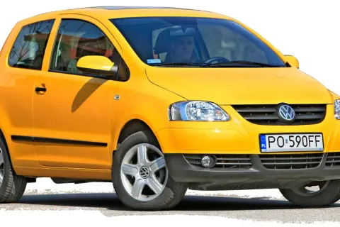Żółty Volkswagen Fox z polskimi tablicami PO 590FF, gotowy do jazdy.