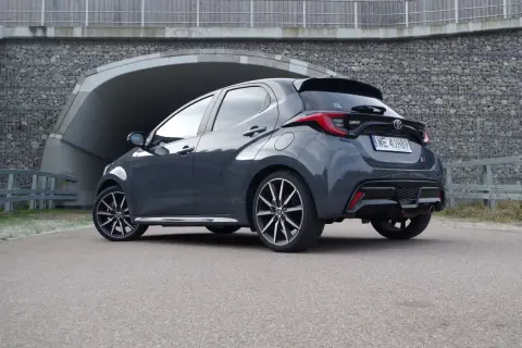 Szary Toyota Yaris Hybrid stoi przed tunelem.