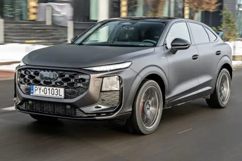Szary Audi Q3 Sportback w ruchu. Sprawdź aktualną audi q3 cena i ofertę.
