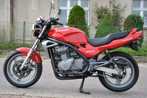 Czerwony Kawasaki ER-5, gotowy na przygodę.