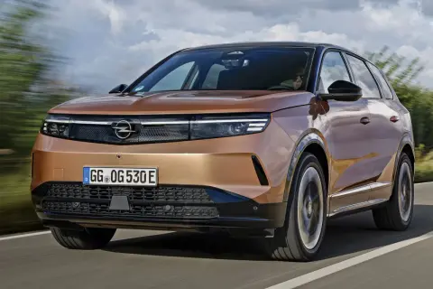 Brązowy Opel Grandland w ruchu. Sprawdź atrakcyjną opel grandland cenę i odkryj jego możliwości.