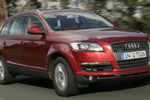 Czerwony Audi Q7 w ruchu. Sprawdź aktualną audi q7 cena i możliwości tego luksusowego SUV-a.