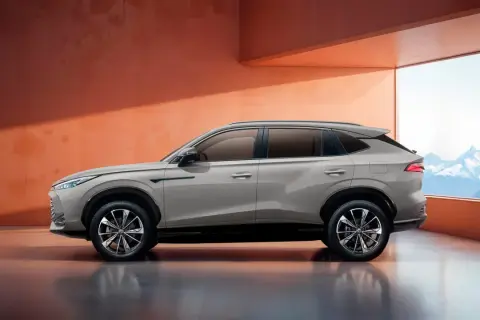 Elegancki, szary SUV MG. Sprawdź jego cenę i możliwości.