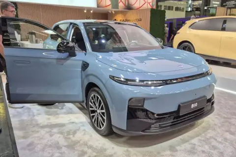 Niebieski hatchback B10 z otwartymi drzwiami, obok żółtego samochodu. To jest właśnie hatchback co to za typ auta.