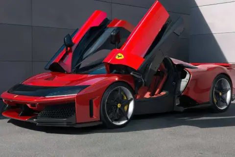 Czerwone Ferrari F80 z otwartymi drzwiami typu "gullwing", gotowe do startu.