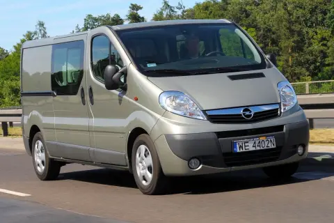 Srebrny Opel Vivaro 2.0 CDTI w ruchu drogowym, z kierowcą za kierownicą.