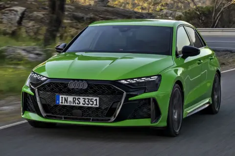 Zielony Audi RS3 na drodze. Sprawdź atrakcyjną audi rs3 cena i poczuj moc.