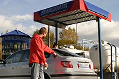 Mężczyzna tankuje samochód na stacji LPG. Ekologiczne rozwiązania lpg to przyszłość motoryzacji.