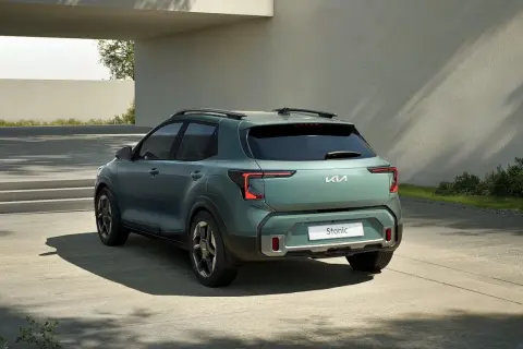 Zielony Kia Stonic z tyłu, nowoczesny design. Sprawdź atrakcyjną kia stonic cena i wyposażenie.