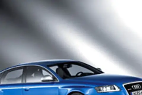 Niebieski Audi RS6 sedan, sportowa limuzyna z charakterystycznym grillem i reflektorami, gotowa do dynamicznej jazdy.