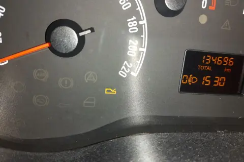 Kontrolki w Oplu: ABS, hamulec, poduszka, drzwi, bagażnik. Na wyświetlaczu przebieg 134696 km i czas 15:30.