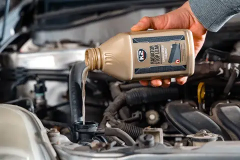 Wlewam płyn K2 Radiator Stop Leak do chłodnicy Hondy Civic VIII. To rozwiązanie na wycieki.
