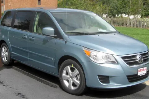 Niebieski VW Routan stoi na drodze.