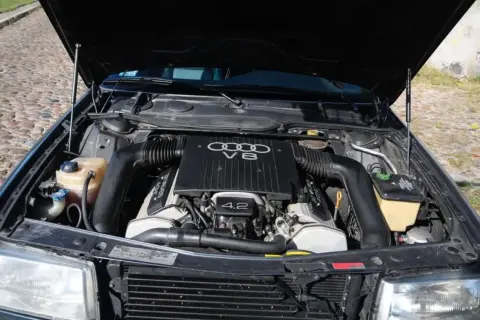 Silnik V8 4.2 Audi, serce potężnej maszyny, gotowe do drogi.