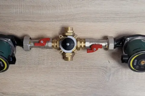 Sprzęgło hydrauliczne czy zawór czterodrogowy - co wybrać do instalacji?