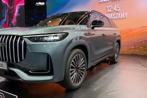 Nowoczesny, szary SUV Jaecoo J8 Super Hybrid prezentuje się na wystawie.