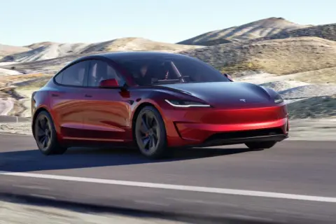 Tesla 3 ile koni - poznaj moc silnika i różnice między wersjami