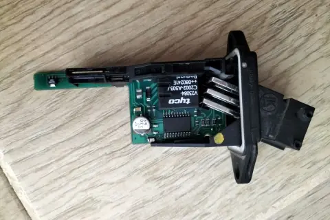 Elektronika sterująca szybą, która nie działa. Widoczny moduł z układami i złączami.