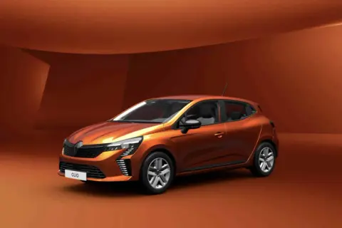 Pomarańczowy Renault Clio 2025 prezentuje nowoczesny design.