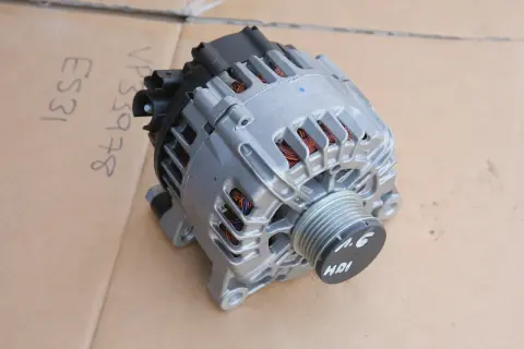 Alternator samochodowy z widoczną diodą, gotowy do montażu.