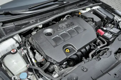 Silnik Valvematic w Toyota Avensis T27 1.8 benzyna, z widocznym akumulatorem i zbiorniczkiem płynu.