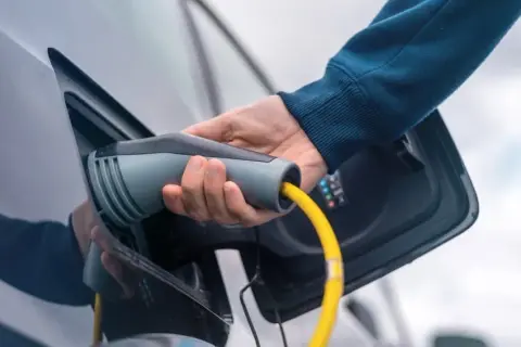 Kto przerabia samochody na elektryczne? Sprawdź najlepsze firmy w Polsce