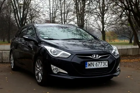 Czarny Hyundai i40 1.7 CRDi na tle jesiennego parku. Elegancki kombi gotowy na podróż.