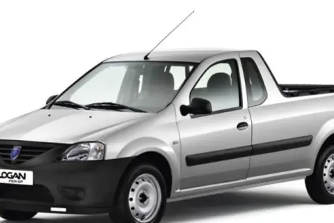 Srebrny Dacia Pickup Logan gotowy do pracy.