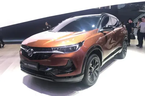 Nowy Buick Encore w miedzianym kolorze, prezentowany na wystawie.