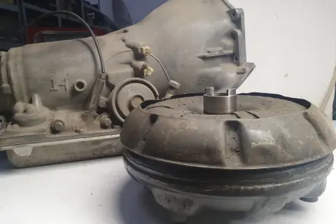 Zużyty sprzęgło hydrokinetyczne objawy mogą być widoczne na tym elemencie skrzyni biegów.