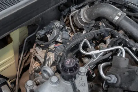 Silnik 1.3 tce z widocznymi przewodami paliwowymi, turbosprężarką i czujnikami.