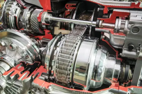 Przekładnia **cvt** z widocznym łańcuchem i elementami metalowymi.