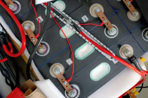 Ile kosztuje bateria do samochodu elektrycznego i co musisz wiedzieć?