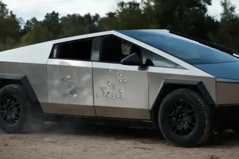 Tesla Cybertruck z widocznymi śladami po kulach. Zastanawiasz się nad jego ceną?
